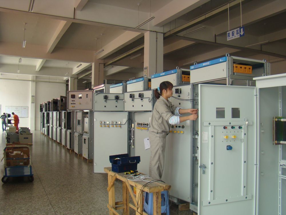 逢興機電車間內工人正在裝配電氣柜.(受訪者供圖)